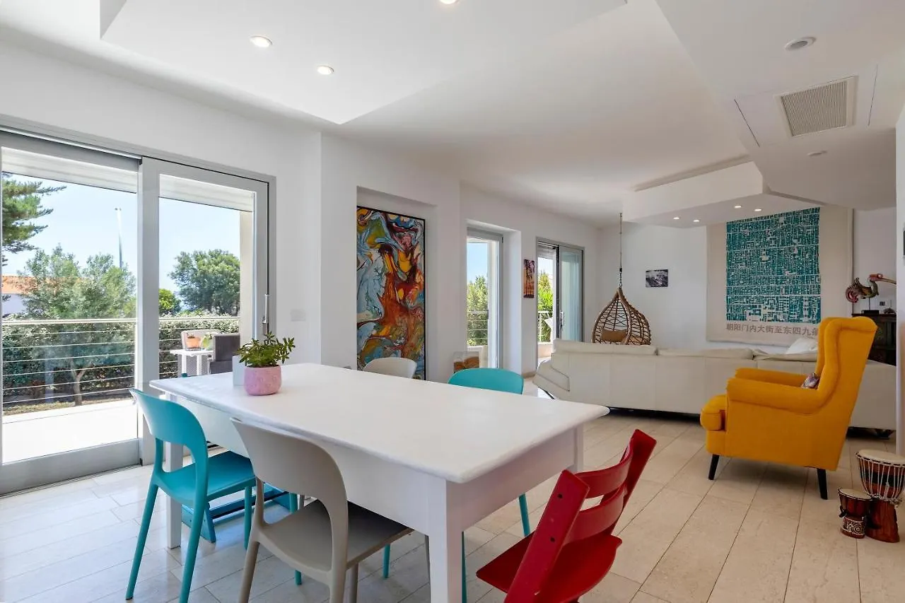 Luxury Seafront Villa With Rooftop Pool & Stunning Sea Views Fertilia 0*,  Itália