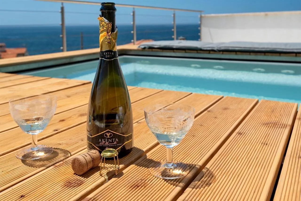 Luxury Seafront Villa With Rooftop Pool & Stunning Sea Views Fertilia 0*,  Itália